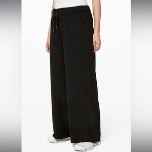 Lululemon On the Fly Woven Wide Leg Pant 31”, Size 6 NWOT